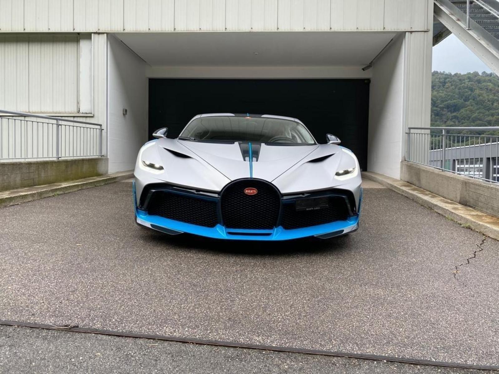 2020 Blue /Gray Bugatti Divo , 0.000000, 0.000000 - BUGATTI DIVO Argent matt / Divo Racing Blue, glossy / Divo Titanium Grey, Int Black / grey Brake caliper: Grey - Photo #0